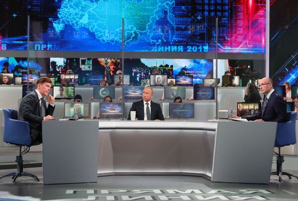 Tổng thống Vladimir Putin trả lời câu hỏi của người dân Nga trong chương trình đặc biệt thường niên Giao lưu trực tuyến với Vladimir Putin - Sputnik Việt Nam