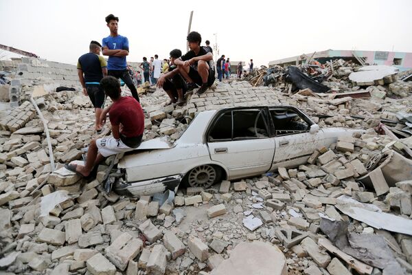 Những người trên hiện trường vụ nổ tại khu vực Madinat al-Sadr của thành phố Baghdad, Iraq - Sputnik Việt Nam