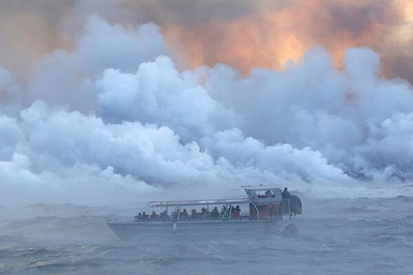 Nhóm người trên du thuyền ngắm cảnh dung nham từ núi lửa Kilauea phun trào ở Hawaii đạt đến Thái Bình Dương - Sputnik Việt Nam