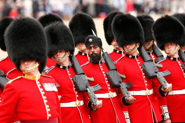 Sư đoàn Vệ binh Hoàng gia trong lễ diễu hành kỷ niệm sinh nhật Nữ hoàng ở trung tâm London, Vương Quốc Anh - Sputnik Việt Nam