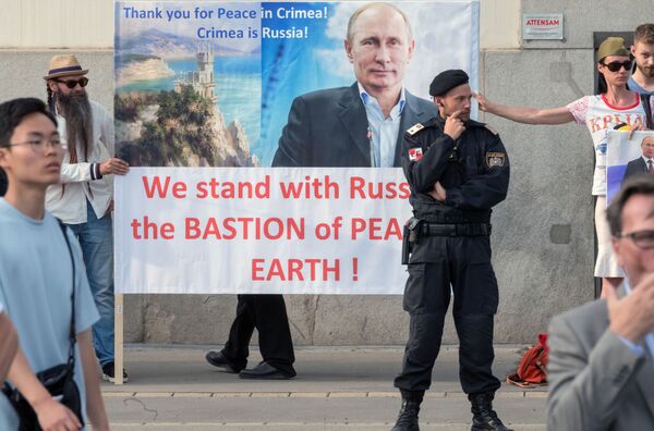 Người dân Áo cầm poster hình Tổng thống Nga Vladimir Putin trong cuộc gặp gỡ của ông với Tổng thống Cộng hòa Áo Alexander Van der Bellenom ở Vienna - Sputnik Việt Nam