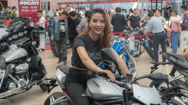 Cô gái giới thiệu mẫu trong triển lãm Vietnam AutoExpo 2018 - Sputnik Việt Nam