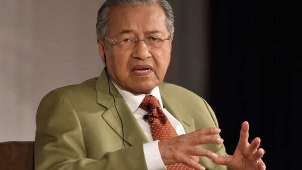 Malaysia's former prime minister Mahathir bin Mohamad speaks in a dialogue at the 21st International Conference of The Future of Asia at a hotel in Tokyo on May 22, 2015 - Sputnik Việt Nam