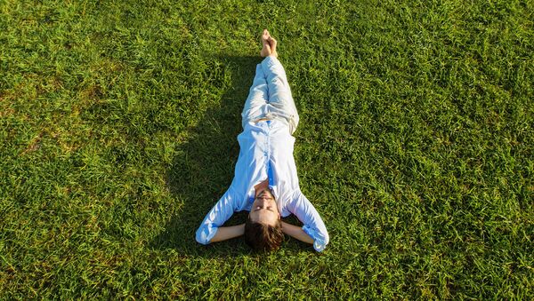 Мужчина лежит на траве - Sputnik Việt Nam