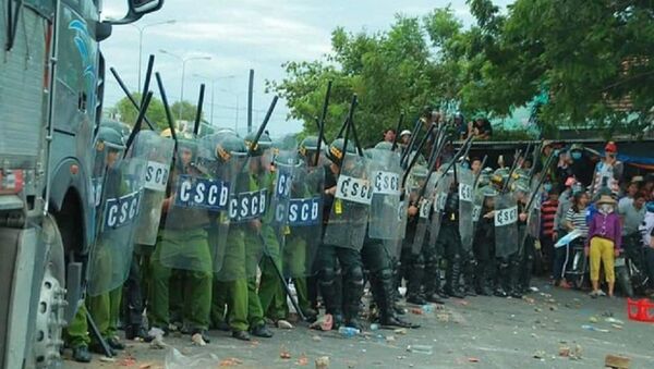 Lực lượng an ninh bị người dân quá khích ném đá tại Phan Rí - Sputnik Việt Nam