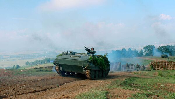 Xe thiết giáp tham gia diễn tập dẫn bộ binh vượt cửa mở đánh chiếm các mục tiêu. - Sputnik Việt Nam