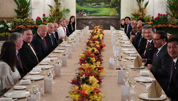 Ông Trump làm việc thông trưa với Thủ tướng Singapore Lý Hiển Long - Sputnik Việt Nam