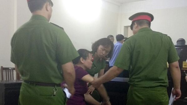 Người phụ nữ ngã quỵ, òa khóc sau khi nhận án tử hình - Sputnik Việt Nam