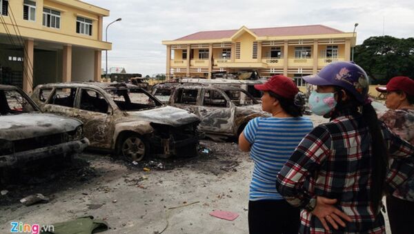 Ôtô tại trụ sở Cảnh sát PCCC tỉnh Bình Thuận bị người quá khích đốt. - Sputnik Việt Nam