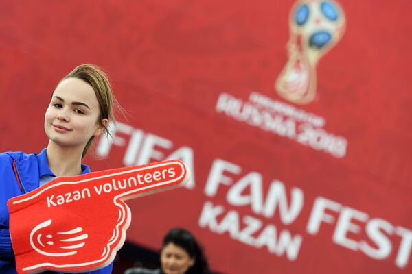 Tình nguyện viên của Festival fan bóng đá World Cup 2018 trong Công viên Người hâm mộ bóng đá bên bờ sông Kazanka ở thành phố Kazan - Sputnik Việt Nam