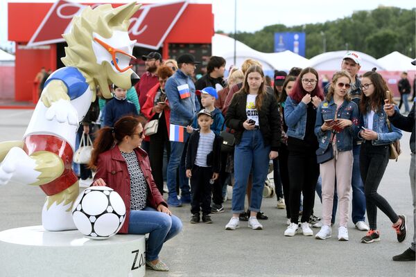Những người tham dự Festival chụp ảnh cùng với biểu tượng chính thức của Giải vô địch bóng đá thế giới FIFA-2018, chú sói Zabivaka tại Festival fan bóng đá World Cup-2018 ở thành phố Kazan - Sputnik Việt Nam