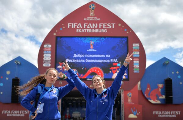 Tình nguyện viên của Festival fan bóng đá World Cup 2018 tại Công viên nghỉ ngơi và văn hóa mang tên V.V. Mayakovski ở thành phố Ekaterinburg - Sputnik Việt Nam