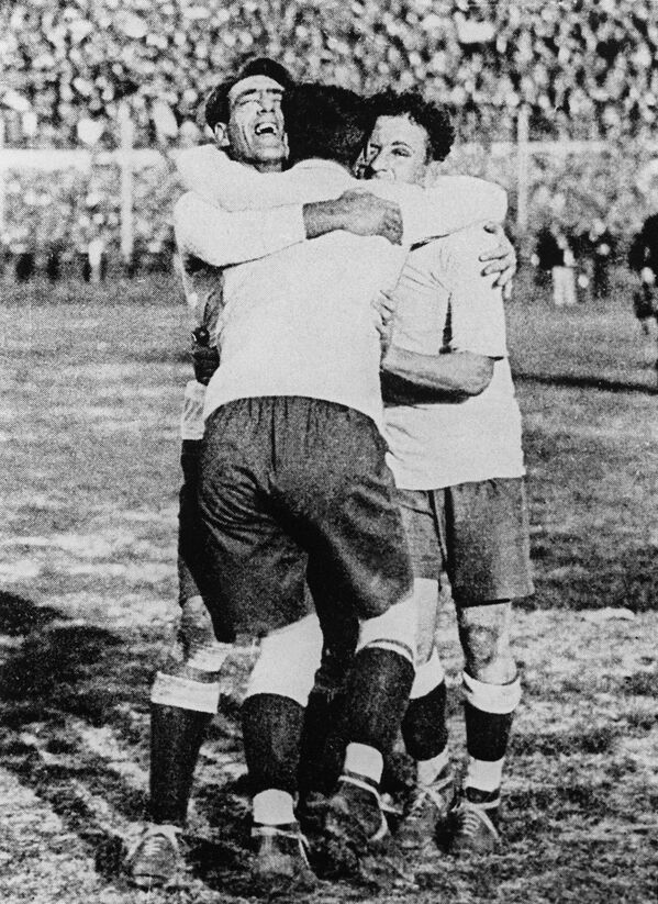Các cầu thủ Uruguay Pedro Sea, Héctor Scarone và Héctor Castro ăn mừng chiến thắng trong trận chung kết với đội Argentina tại World Cup ở Montevideo, năm 1930. Đội tuyển quốc gia Uruguay đã từng 2 lần giành chức vô địch trong lịch sử World Cup. - Sputnik Việt Nam
