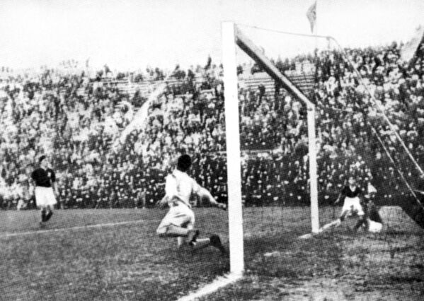 Tiền đạo người Ý Angelo Schiavio ghi bàn thắng trong trận chung kết với Tiệp Khắc tại World Cup năm 1934. Đội Ý đã từng 4 lần trở thành nhà vô địch trong lịch sử giải vô địch bóng đá thế giới. - Sputnik Việt Nam