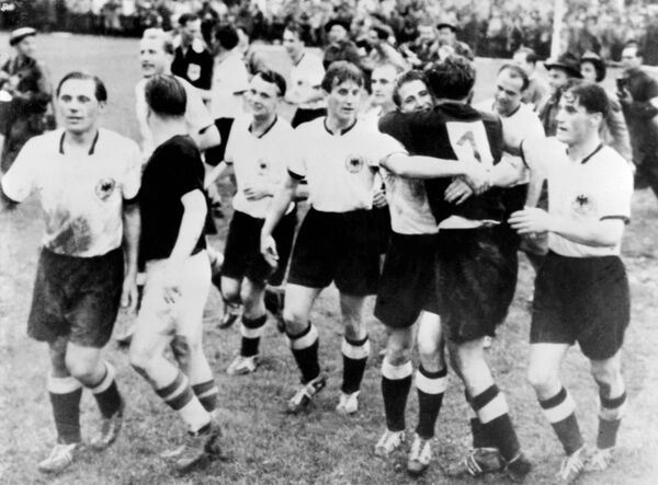 Các cầu thủ của đội tuyển quốc gia Đức ăn mừng chiến thắng trong trận chung kết với Hungary tại World Cup năm 1954. Đức đã từng 4 lần giành chức vô địch trong lịch sử giải vô địch bóng đá thế giới. - Sputnik Việt Nam