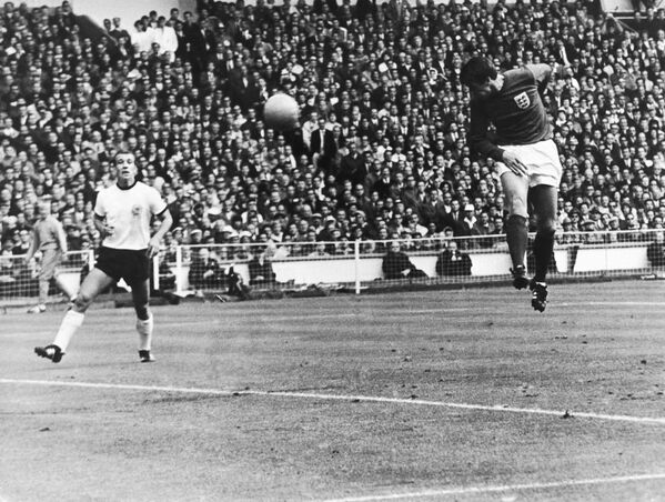 Tiền đạo người Anh Jeffrey Hurst ghi bàn thắng đầu tiên trong trận chung kết với Tây Đức tại World Cup năm 1966. Đến nay đây là chiến thắng duy nhất của đội Anh tại World Cup. - Sputnik Việt Nam