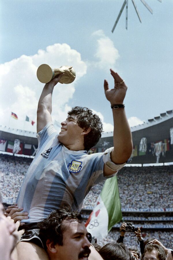 Đội trưởng ĐT Argentina Diego Maradona nâng cao chiếc cúp vàng sau chiến thắng trước đội Tây Đức trong trận chung kết tại World Cup, năm 1986. Đội tuyển Argentina đã từng 2 lần vô địch trong lịch sử World Cup. - Sputnik Việt Nam