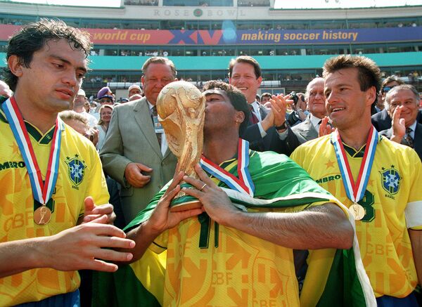 Tiền đạo người Brazil Romario với chiếc cúp vàng sau chiến thắng trước đội tuyển Ý trong trận chung kết tại World Cup năm 1994. Đội tuyển Brazil giữ kỷ lục tuyệt đối về những chiến thắng tại World Cup – đội bóng nước này đã từng 5 lần giành danh hiệu này. - Sputnik Việt Nam