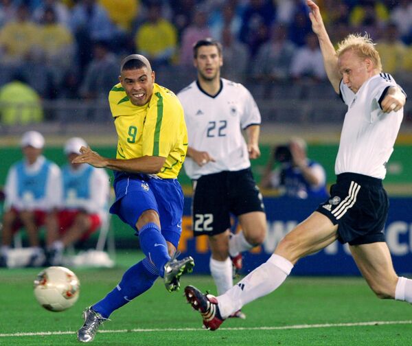 Tiền đạo người Brazil Ronaldo và tiền vệ người Đức Karsten Ramelow trong trận chung kết giữa các đội tuyển quốc gia Đức và Brazil, World Cup năm 2002. - Sputnik Việt Nam
