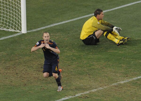 Tiền vệ Andres Iniesta của Tây Ban Nha và thủ môn của Hà Lan Maarten Stekelenburg trong trận chung kết giữa các đội tuyển quốc gia của Hà Lan và Tây Ban Nha, World Cup năm 2010. Đến nay đây là chiến thắng duy nhất của đội tuyển Tây Ban Nha tại World Cup. - Sputnik Việt Nam