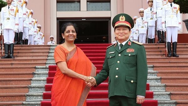 Bộ trưởng Ngô Xuân Lịch và Bộ trưởng Nirmala Sitharaman chụp ảnh chung trước khi vào hội đàm. - Sputnik Việt Nam