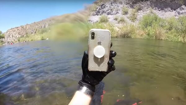 Chiếc điện thoại iPhone X nằm hai tuần dưới đáy sông vẫn làm việc - Sputnik Việt Nam