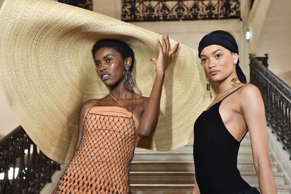 Người mẫu tại show Jacquemus Người mẫu tại show Jacquemus - Sputnik Việt Nam