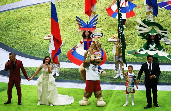 Ca sĩ Robbie Williams và nữ ca sĩ opera Aida Garifullina biểu diễn trong lễ khai mạc World Cup 2018 tại sân vận động Luzhniki - Sputnik Việt Nam