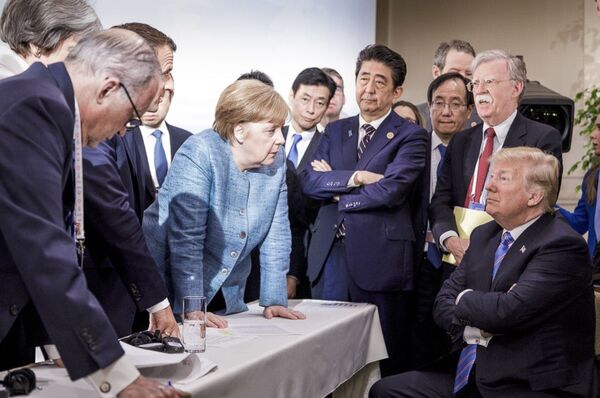 Thủ tướng Đức Angela Merkel nói chuyện với Tổng thống Mỹ Donald Trump trong hội nghị thượng đỉnh G-7 ở Canada - Sputnik Việt Nam