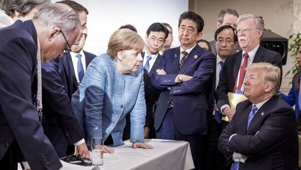 Thủ tướng Đức Angela Merkel nói chuyện với Tổng thống Mỹ Donald Trump trong hội nghị thượng đỉnh G-7 ở Canada - Sputnik Việt Nam