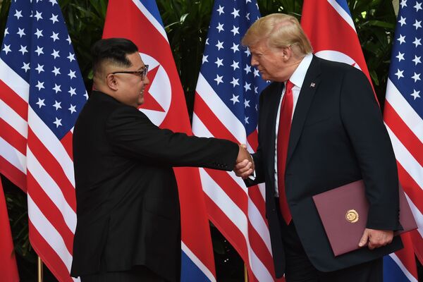 Lãnh đạo Bắc Triều Tiên Kim Jong-un và Tổng thống Mỹ Donald Trump tại hội nghị thượng đỉnh Mỹ-Bắc Triều Tiên - Sputnik Việt Nam