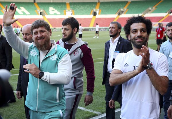 Lãnh đạo nước cộng hòa Chechnya Ramzan Kadyrov và cầu thủ bóng đá người Ai Cập Mohamed Salad tại sân vận động của thành phố Groznyi, Chechnya - Sputnik Việt Nam