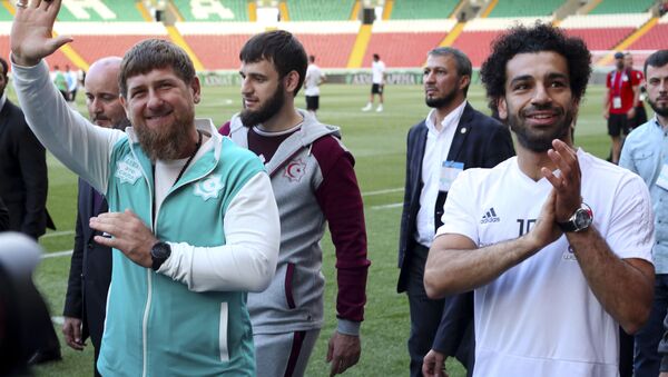 Lãnh đạo nước cộng hòa Chechnya Ramzan Kadyrov và cầu thủ bóng đá người Ai Cập Mohamed Salah tại sân vận động của thành phố Groznyi, Chechnya - Sputnik Việt Nam