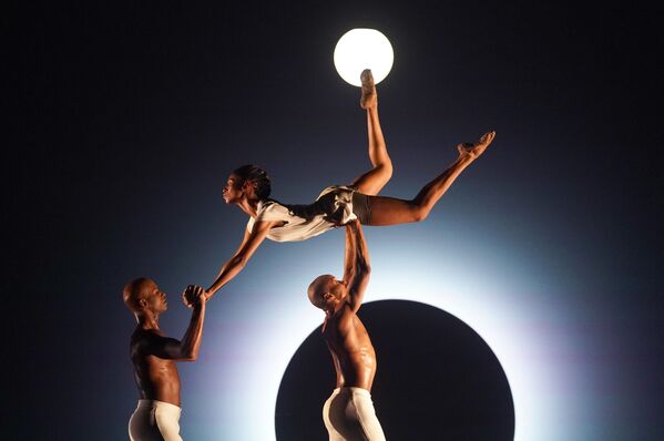 Các vũ công của American Dance Theatre Alvin Ailey trong buổi tập trước khi vở kịch ra mắt công chúng, New York, Mỹ - Sputnik Việt Nam