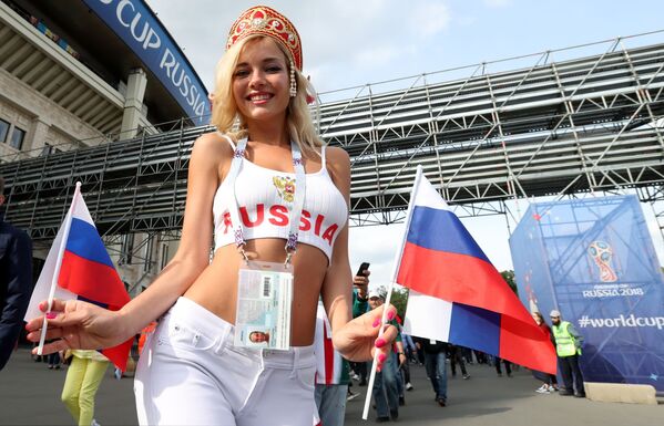 Một fan nữ của đội tuyển Nga trước trận đấu của vòng đấu bảng của World Cup giữa đội tuyển quốc gia Nga và Ả Rập Xê-út - Sputnik Việt Nam