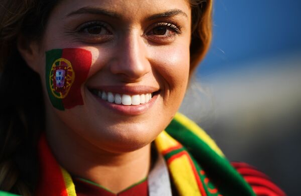 Nữ cổ động viên cho đội tuyển quốc gia Bồ Đào Nha trước trận đấu vòng bảng của World Cup 2018 giữa Bồ Đào Nha và Tây Ban Nha - Sputnik Việt Nam