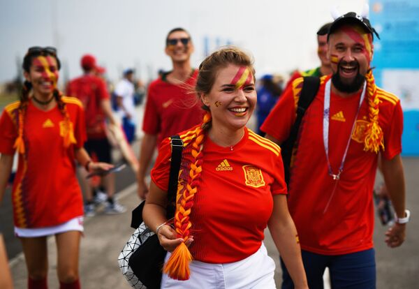 Các fan hâm mộ đội tuyển quốc gia Tây Ban Nha trước trận đấu vòng bảng của World Cup 2018 giữa các đội tuyển quốc gia Bồ Đào Nha và Tây Ban Nha - Sputnik Việt Nam