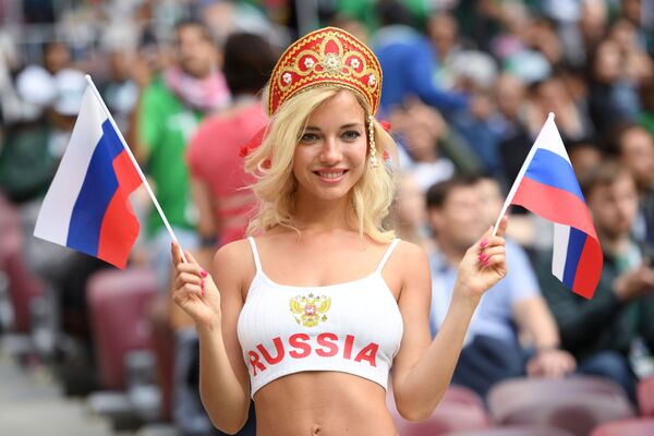 Một nữ cổ động viên của đội tuyển quốc gia Nga trước trận đấu vòng bảng của World Cup 2018 giữa Nga và Ả Rập Xê Út - Sputnik Việt Nam