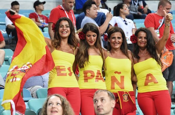 Các cổ động viên cho đội tuyển quốc gia Tây Ban Nha trước khi bắt đầu trận đấu vòng bảng  của World Cup 2018 giữa Bồ Đào Nha và Tây Ban Nha - Sputnik Việt Nam
