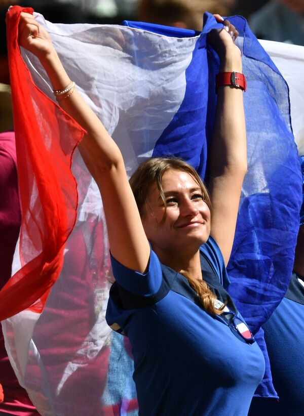 Nữ cổ động viên của đội tuyển quốc gia Pháp trong trận đấu vòng bảng của World Cup 2018 giữa Pháp và Úc - Sputnik Việt Nam