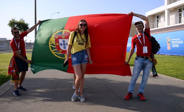 Những người hâm mộ của đội tuyển quốc gia Bồ Đào Nha trước trận đấu vòng bảng của World Cup 2018 giữa Bồ Đào Nha và Tây Ban Nha - Sputnik Việt Nam