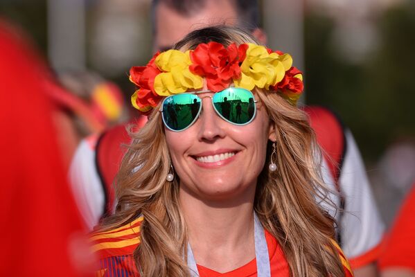 Nữ cổ động viên của đội tuyển quốc gia Tây Ban Nha trước trận đấu vòng bảng của World Cup 2018  giữa Bồ Đào Nha và Tây Ban Nha - Sputnik Việt Nam
