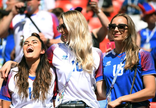 Các nữ cổ động viên của đội tuyển quốc gia Iceland trong trận đấu vòng bảng của World Cup 2018 giữa Argentina và Iceland. - Sputnik Việt Nam