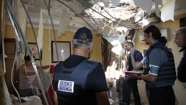 Các nhân viên OSCE trong một ngôi nhà bị phá hủy sau vụ pháo kích ở Donetsk - Sputnik Việt Nam