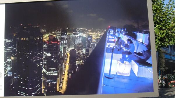 Cảnh thành phố ban đêm với quán cà phê lộ thiên trên nóc tòa nhà chọc trời của Singapore. - Sputnik Việt Nam