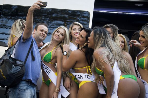 Một người chụp selfie với các thí sinh cuộc thi Hoa hậu Brazil-2015. - Sputnik Việt Nam