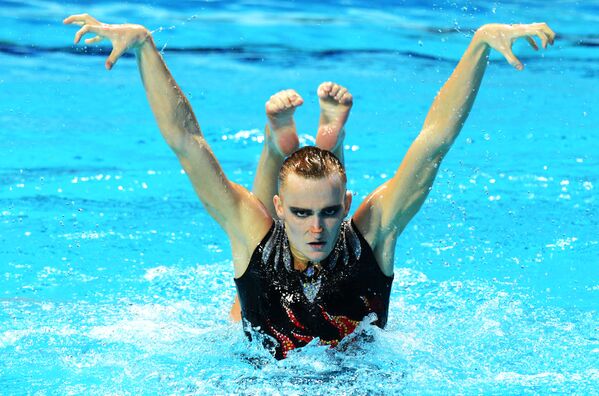 Alexander Maltsev và Darina Valitova (Nga) trong phần chung kết biểu diễn tự do nội dung bơi nghệ thuật cặp hỗn hợp tại Giải vô địch thế giới XVI ở Kazan, Nga. - Sputnik Việt Nam
