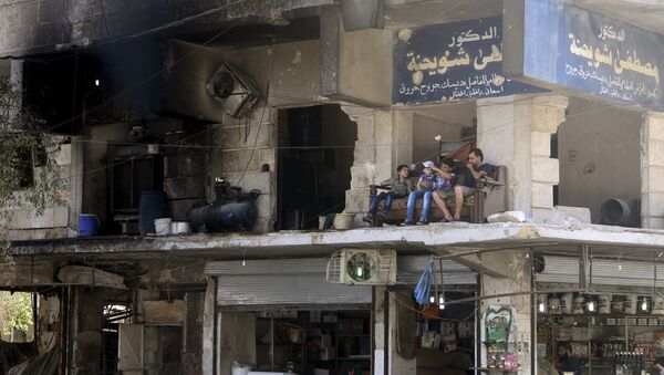 Người dân địa phương trên ban công một ngôi nhà bị phá hủy ở Aleppo (Syria). - Sputnik Việt Nam