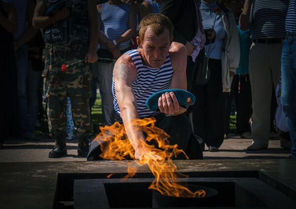 Ngày 2 tháng 8. Một lính nhảy dù Nga đặt hoa tại Ngọn lửa vĩnh cửu trên cánh đồng Marsovoe, Saint Petersburg, nhân Ngày kỷ niệm Lực lượng Nhảy dù. - Sputnik Việt Nam