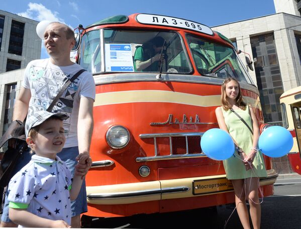 Trên quảng trường Sakharov. Du khách xem chiếc xe buýt LAZ-695 tại cuộc trưng bày thiết bị kỉ niệm 91 năm tuyến xe buýt chở khách đầu tiên của Moskva. - Sputnik Việt Nam